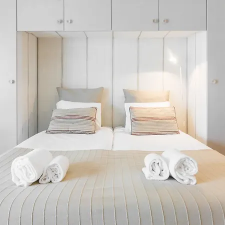 Gomes Freire With Balcony Διαμέρισμα *