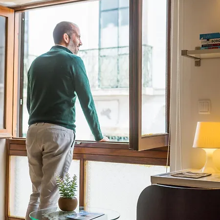 Gomes Freire With Balcony Διαμέρισμα *